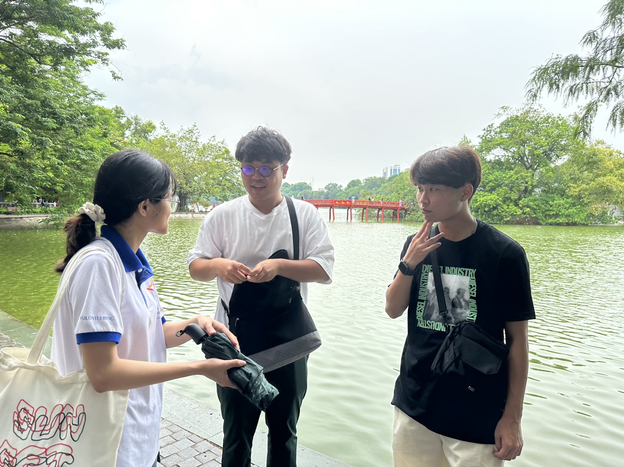                                                                                     Hướng                                                                                    dẫn                                                                                    viên                                                                                    của                                                                                    CLB                                                                                    và                                                                                    2                                                                                    du                                                                                    khách                                                                                    người                                                                                    Nhật                                                                                    đang                                                                                    trao                                                                                    đổi                                                                                    về                                                                                    chuyến                                                                                    đi                                                                                    
