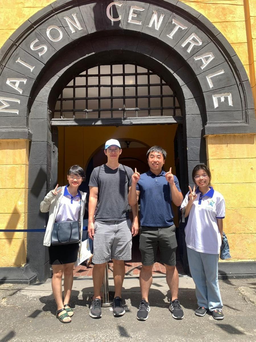 du                                                                                    khách                                                                                    cùng                                                                                    thành                                                                                    viên                                                                                    trong                                                                                    CLB                                                                                    Hanoi                                                                                    Free                                                                                    Private                                                                                    Tour                                                                                    Guide                                                                                    chụp                                                                                    ảnh                                                                                    kỷ                                                                                    niệm
